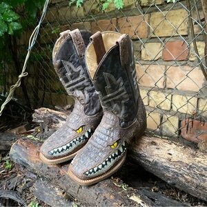 🛑Tin Haul Brown Crocodile-Texture Western Youth Boots Shark-Tooth Design sz 5